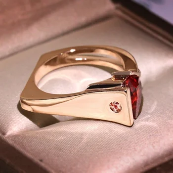 Нова Гореща Разпродажба Геометрично нарушения на сърдечния бъде позлатен пръстен за жени Модерен пръстен с инкрустиран Червен камък Сватба бижута и аксесоари 1